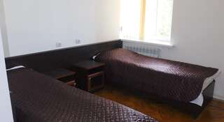 Гостиница «Вершина» Кисловодск Двухместный номер с 2 отдельными кроватями и ванной комнатой-1